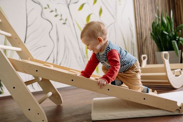Freies Bewegen und Klettern sind besonders für Kleinkinder als sportliche Aktivität geeignet.
